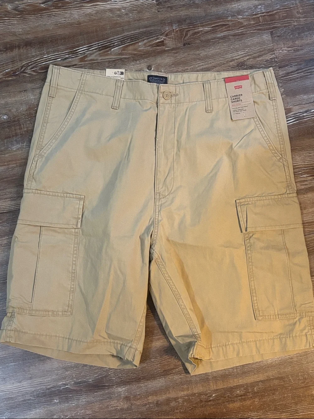 Levi’s Men’s Khaki Cargo Shorts (NWT)